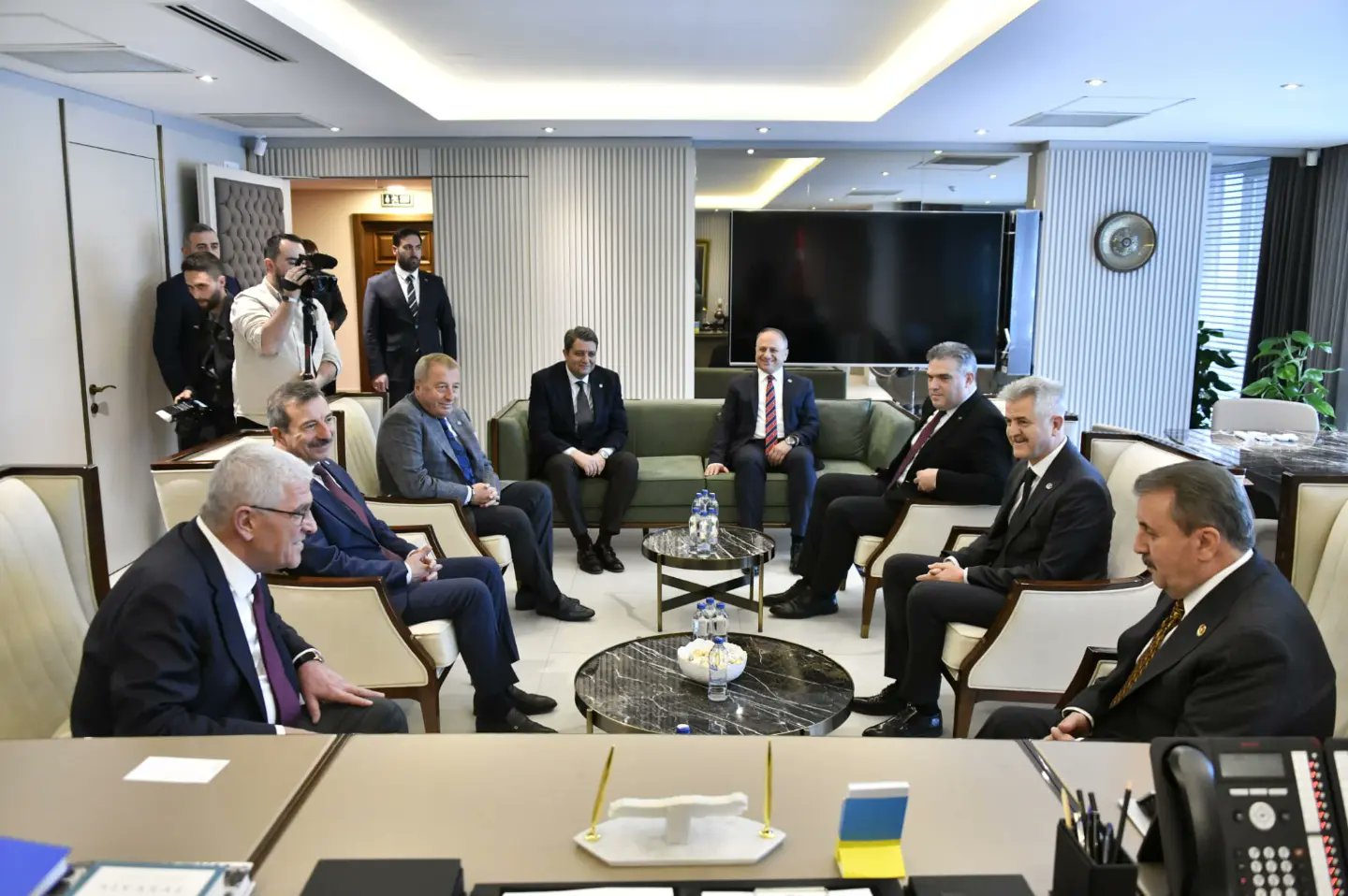 OLGUN BBP LİDERİNİ KAPIDA KARŞILADI