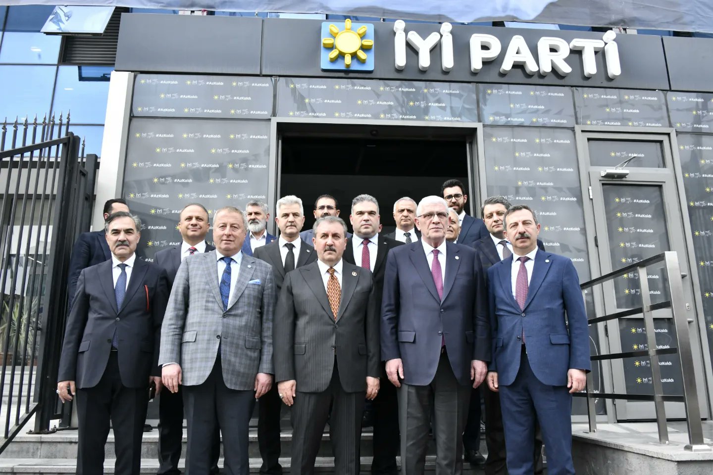 OLGUN BBP LİDERİNİ KAPIDA KARŞILADI