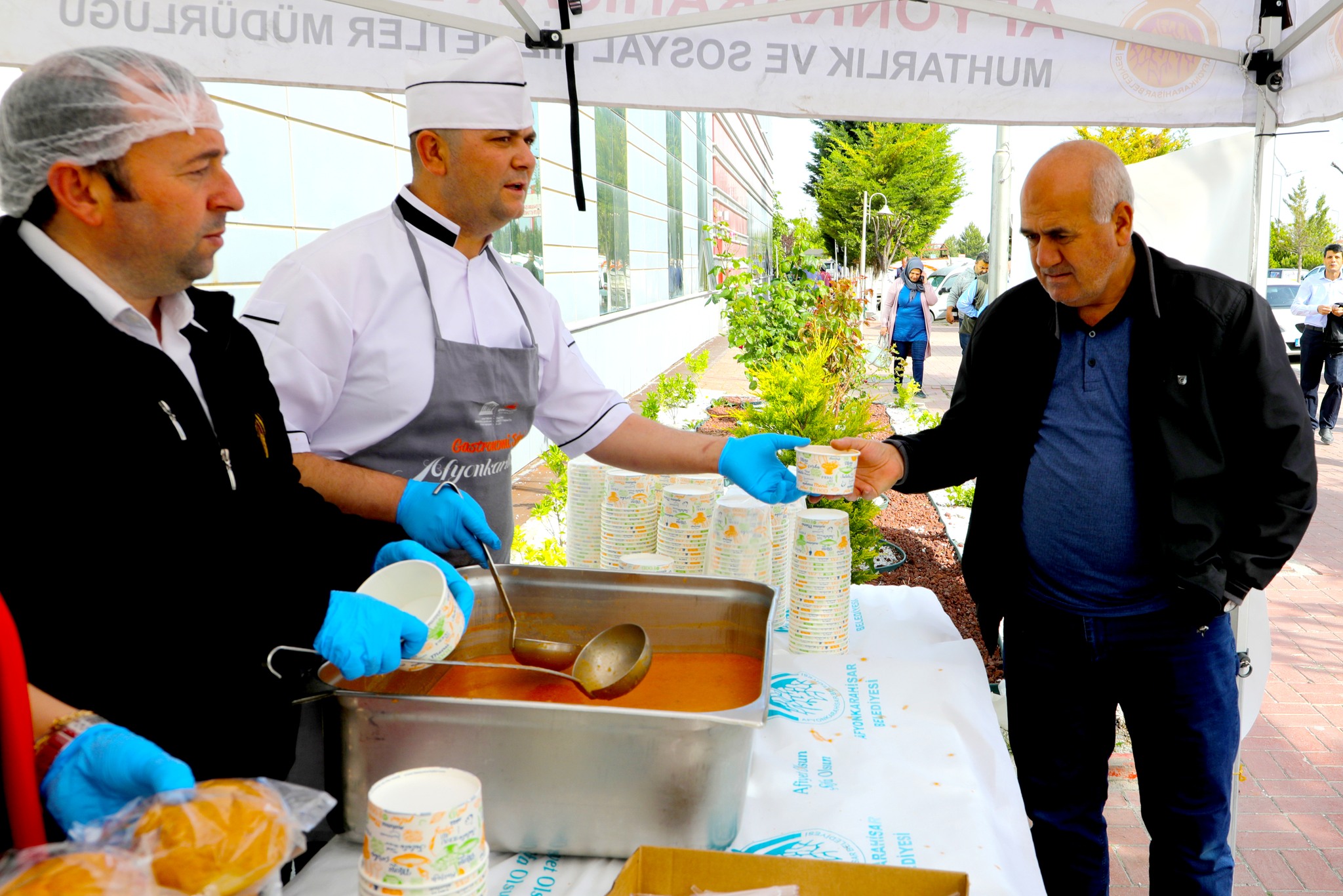 Başkan  Köksal  Hasta Yakınlarına Çorba İkram Etti