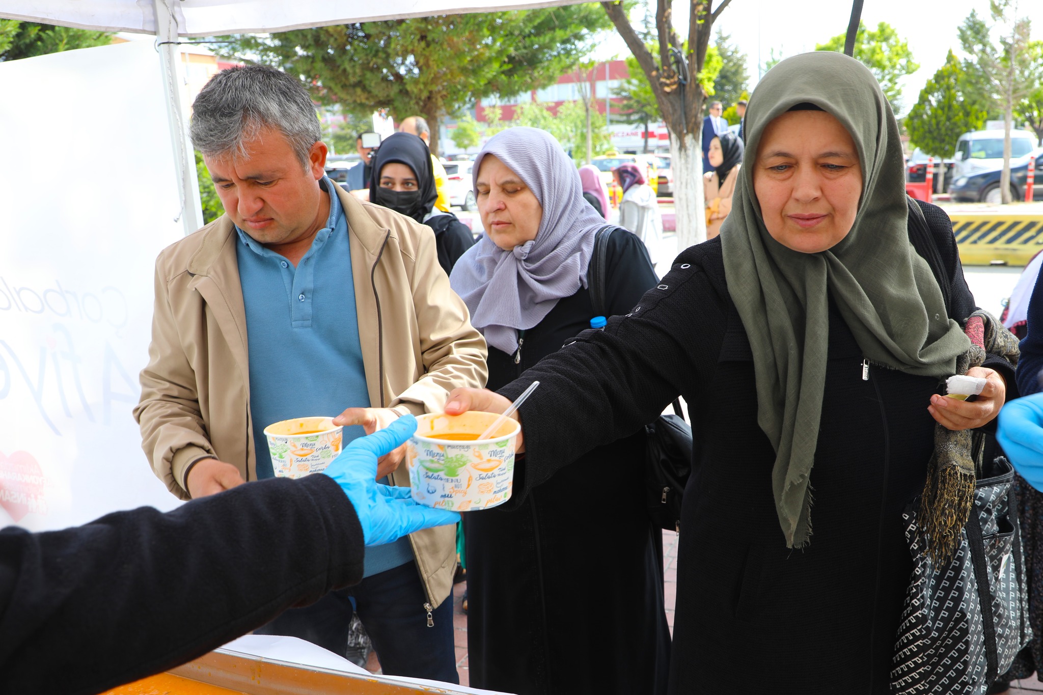 Başkan  Köksal  Hasta Yakınlarına Çorba İkram Etti