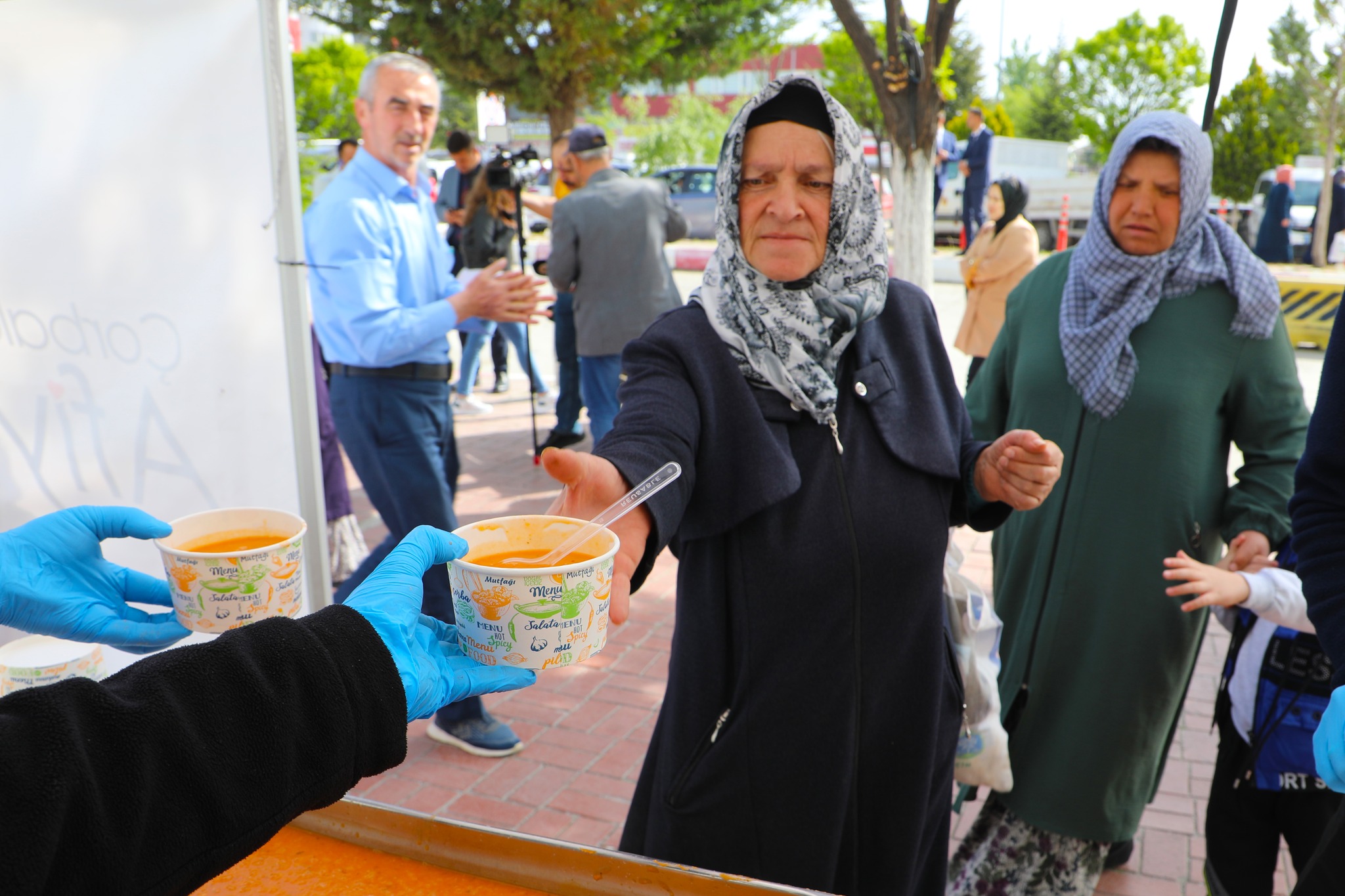 Başkan  Köksal  Hasta Yakınlarına Çorba İkram Etti