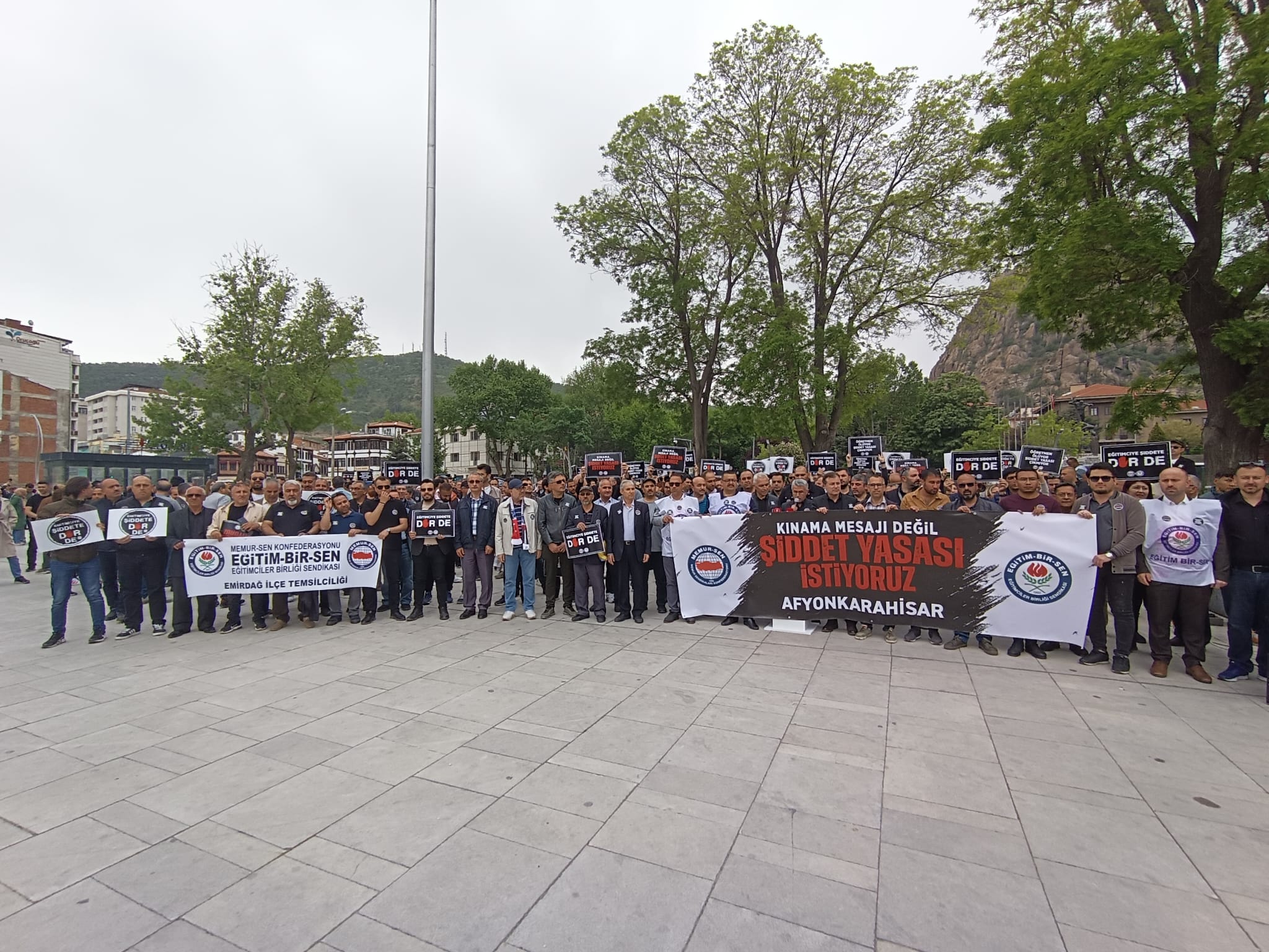 EĞİTİMCİLER SAHADA: KINAMA DEĞİL, ŞİDDET YASASI İSTİYORUZ!