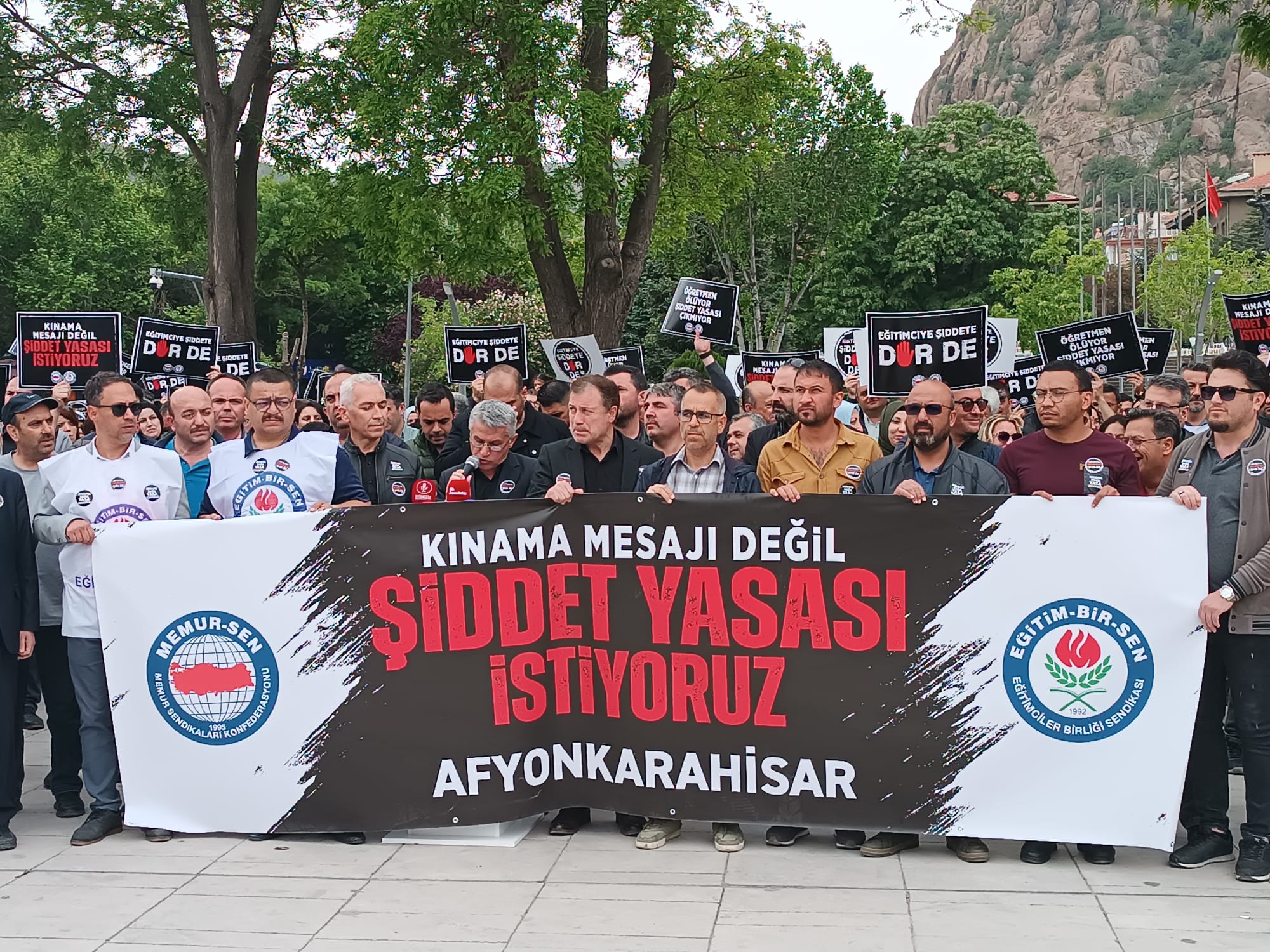 EĞİTİMCİLER SAHADA: KINAMA DEĞİL, ŞİDDET YASASI İSTİYORUZ!