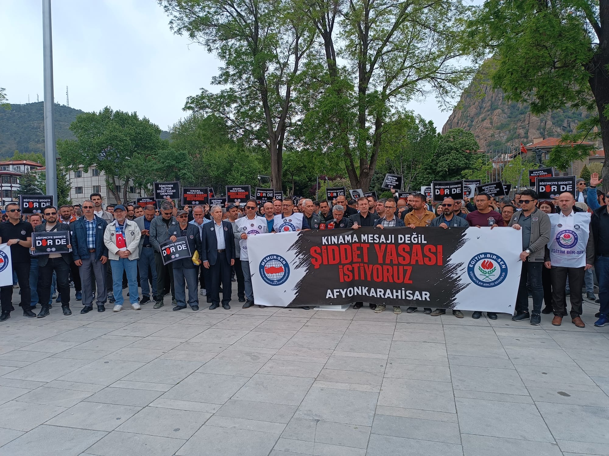 EĞİTİMCİLER SAHADA: KINAMA DEĞİL, ŞİDDET YASASI İSTİYORUZ!