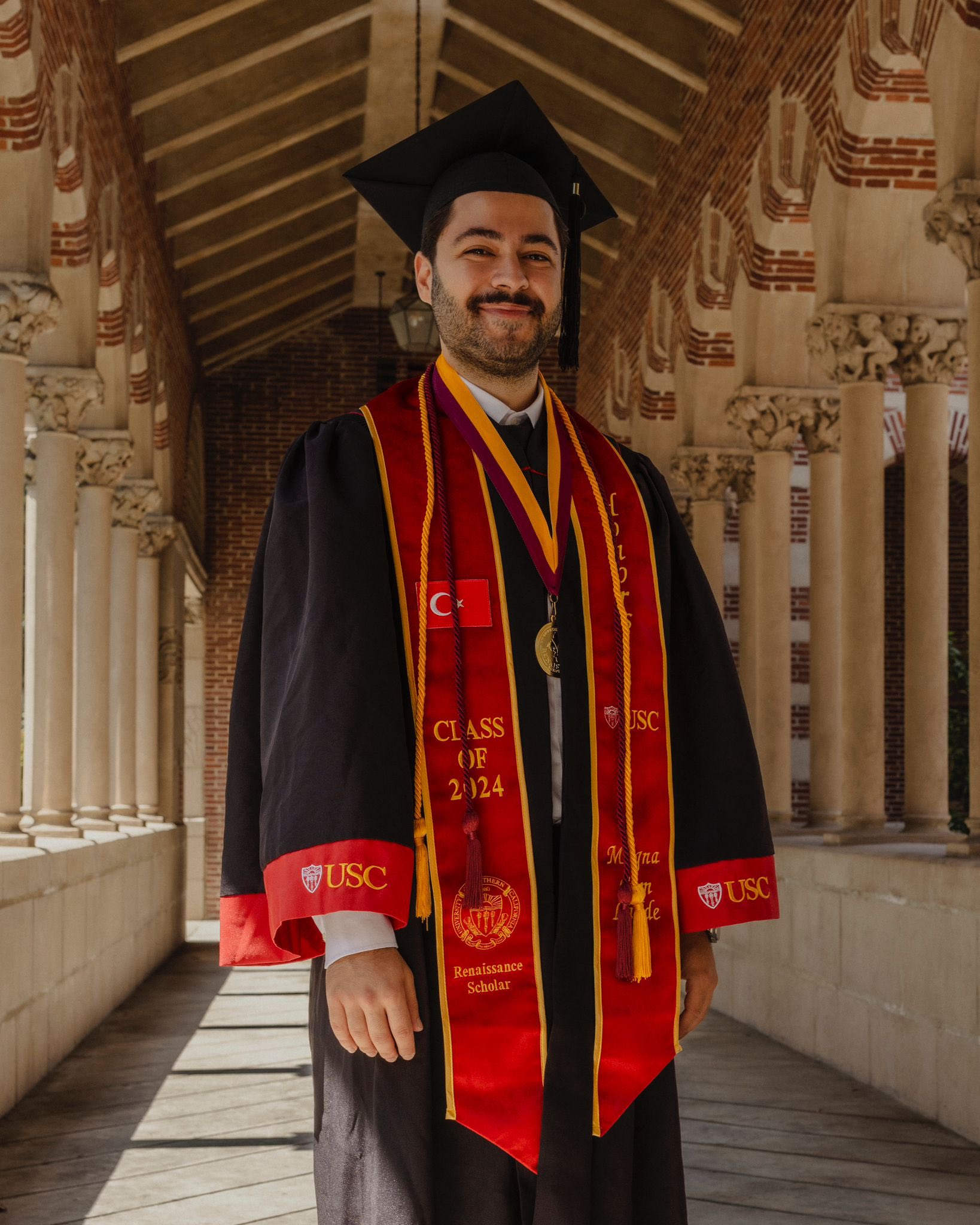 Fethi Yaşar’dan Gurur Dolu Paylaşım! Fethi Can Yaşar, University of Southern California'dan Yüksek Onur Derecesiyle Mezun Oldu