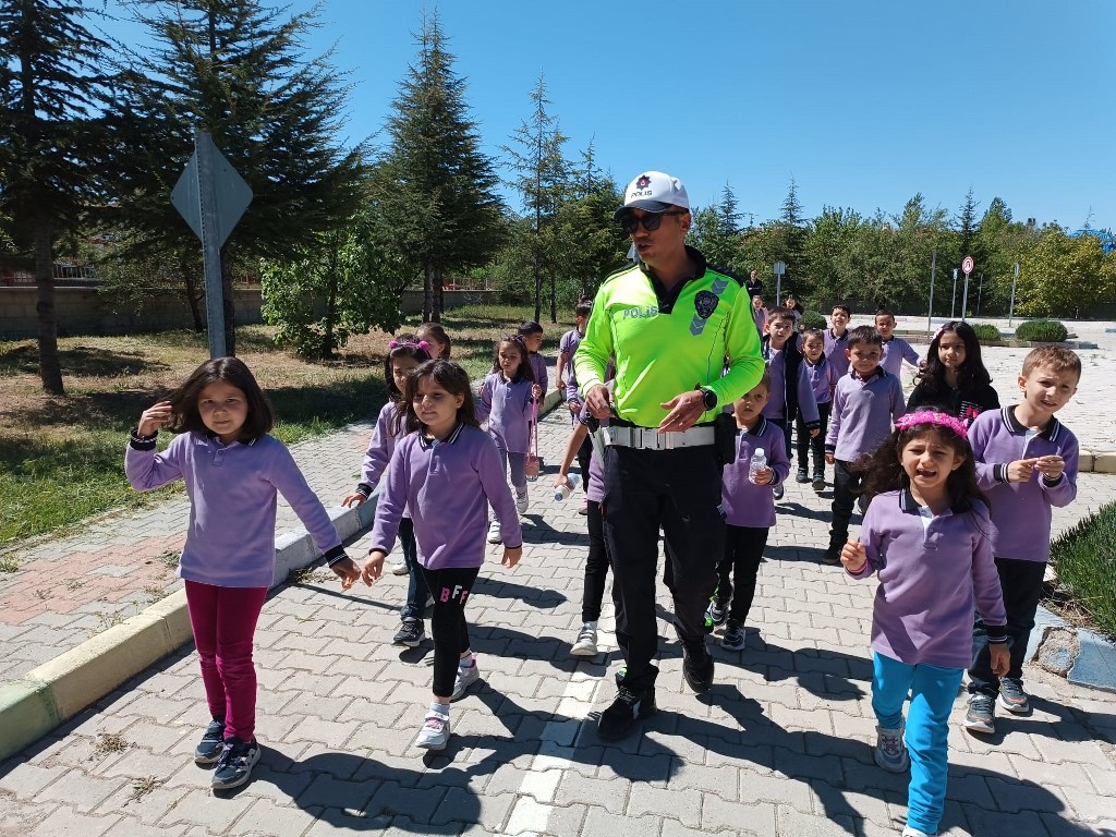 ANAOKULLU MİNİKLER TEMEL TRAFİK EĞİTİMİ ALDI