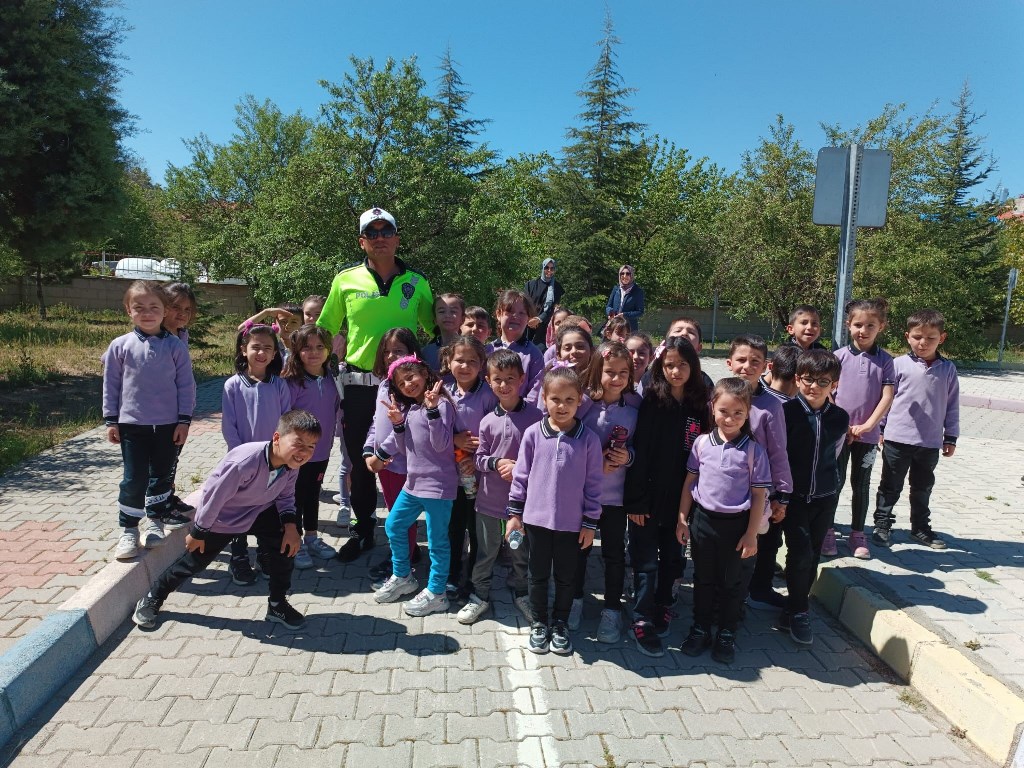 ANAOKULLU MİNİKLER TEMEL TRAFİK EĞİTİMİ ALDI