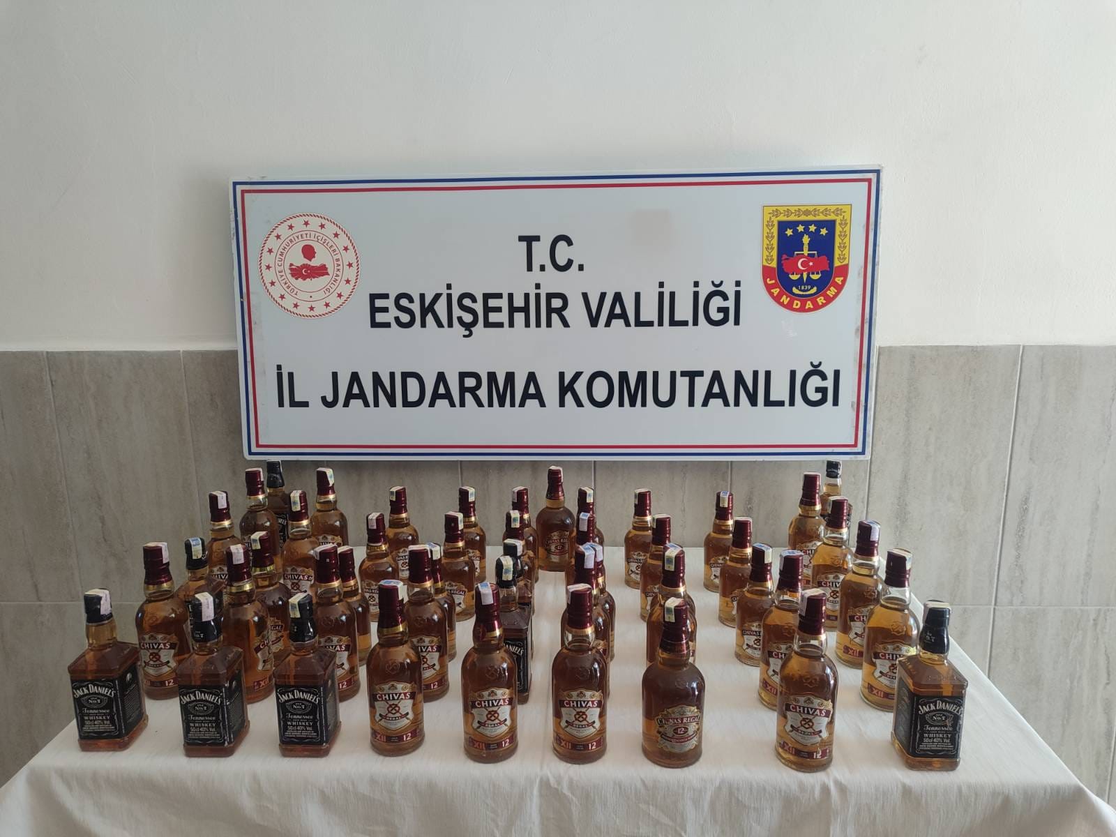 Jandarma’dan Geçit Yok! 115 bin TL değerinde 156 şişe kaçak alkol ürünü ele geçirdi