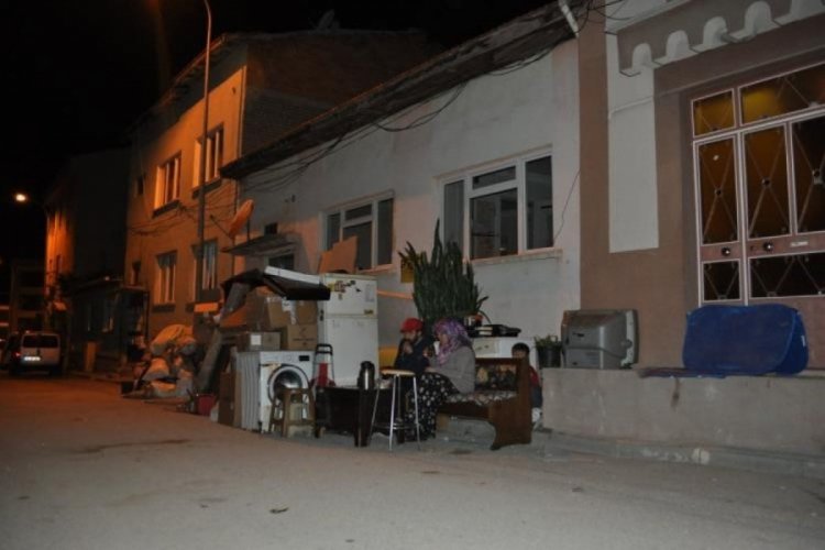 Tahliye Kararıyla Evden Atılan Aile Sokakta Yaşıyor: "2 gündür dışarda kalıyoruz, komşular yardımcı oluyor"