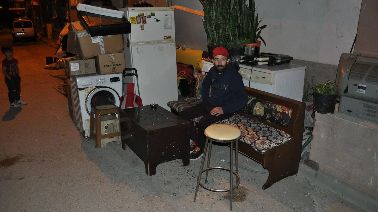 Tahliye Kararıyla Evden Atılan Aile Sokakta Yaşıyor: "2 gündür dışarda kalıyoruz, komşular yardımcı oluyor"