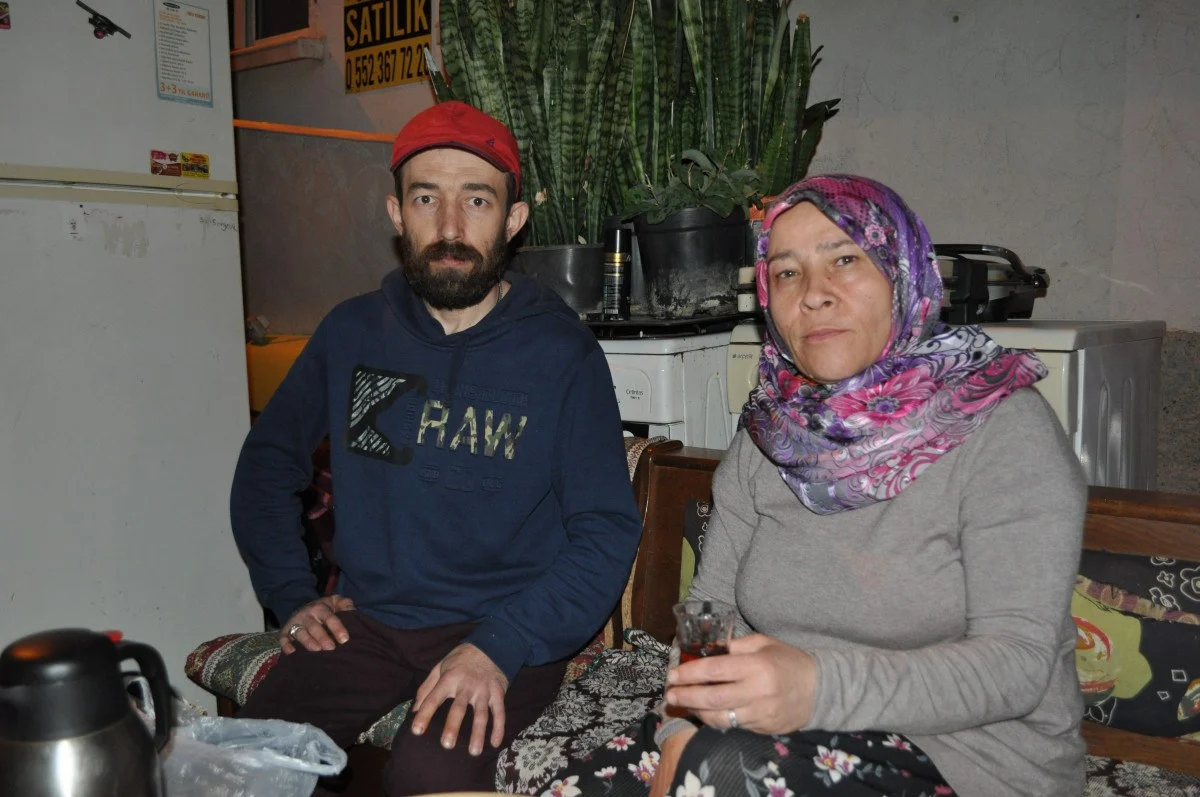 Tahliye Kararıyla Evden Atılan Aile Sokakta Yaşıyor: "2 gündür dışarda kalıyoruz, komşular yardımcı oluyor"