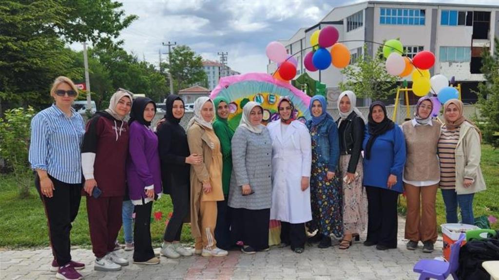MİNİK ELLERİYLE ÇÖMLEK YAPTILAR