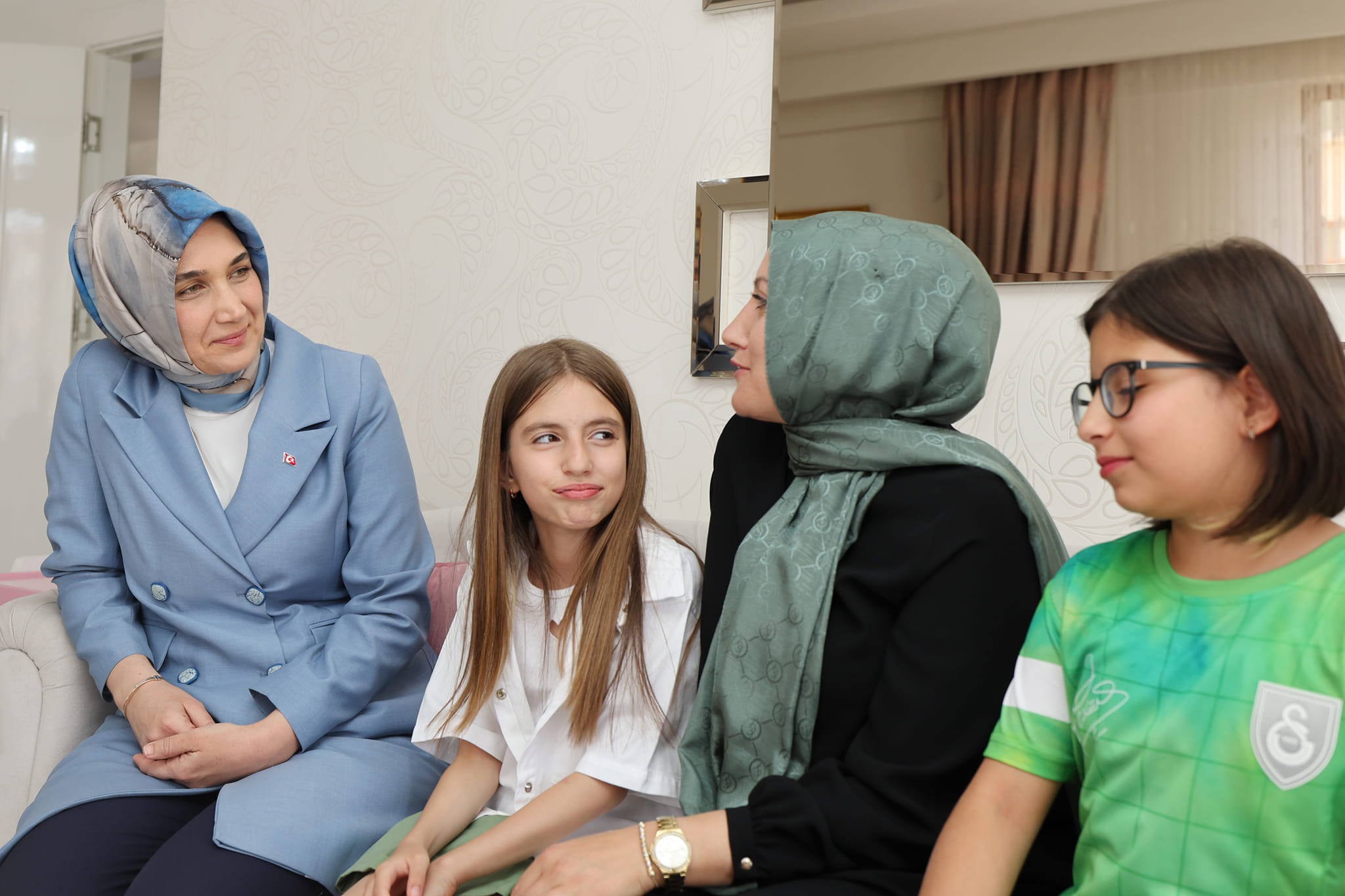 VALİ YİĞİTBAŞI ŞEHİT KIZLARINI YALNIZ BIRAKMADI
