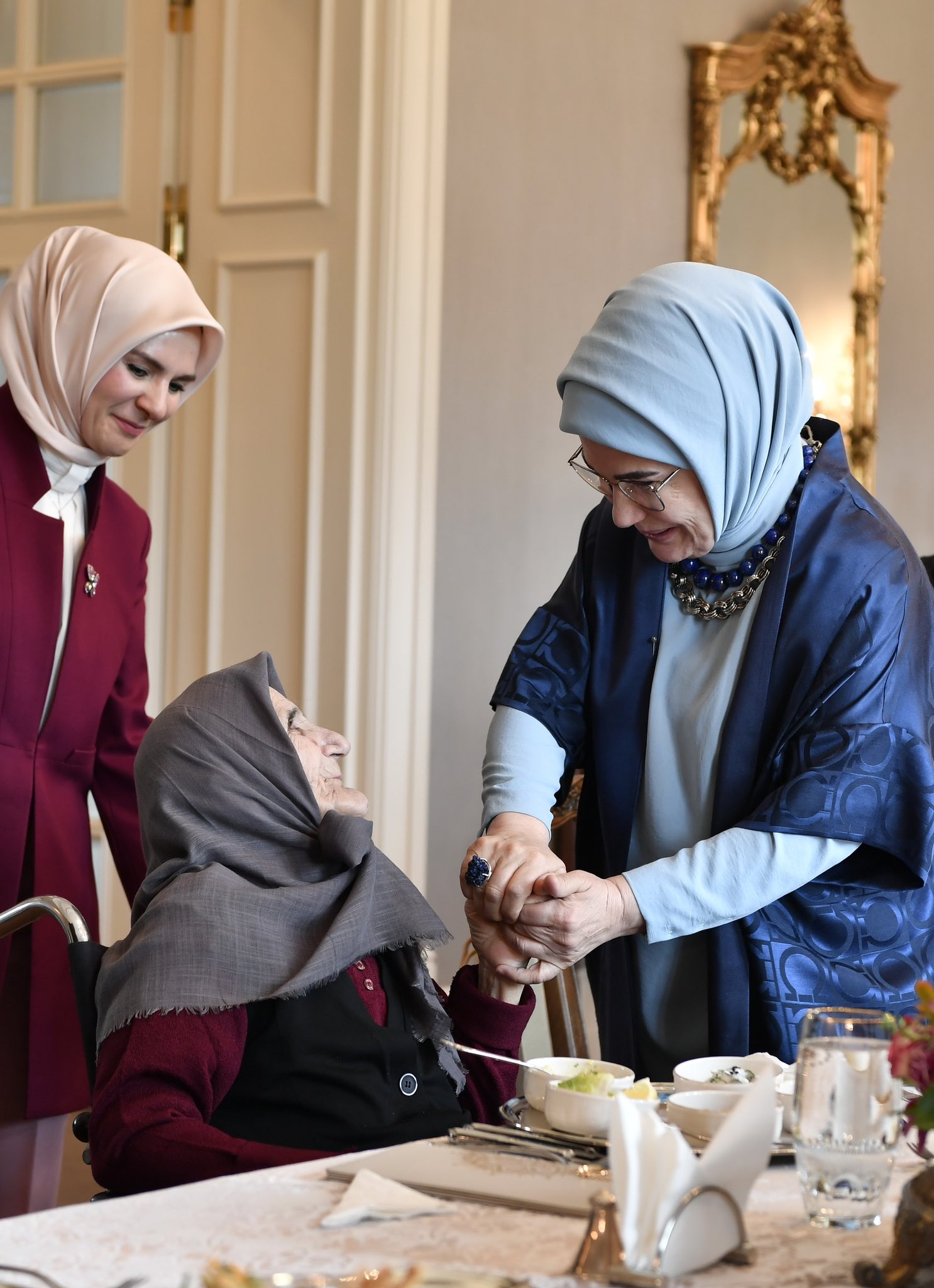 Erdoğan Afyonlu Bakanı Yanından Ayırmadı