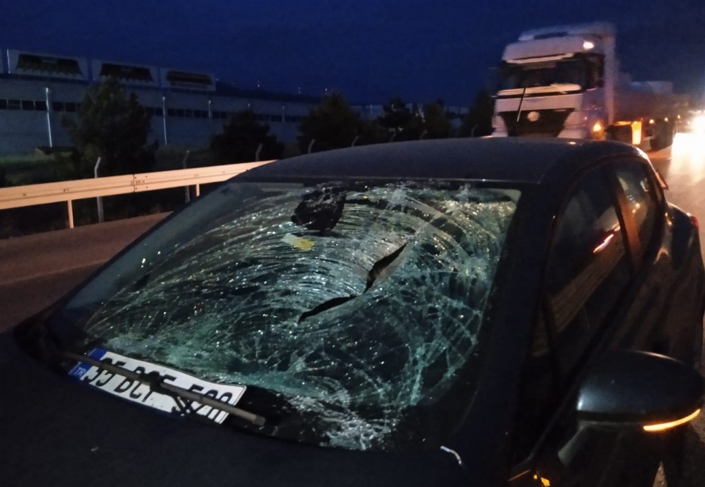 METRELERCE HAVAYA YÜKSELDİ, TEKRAR OTOMOBİLİN ÜSTÜNE DÜŞTÜ