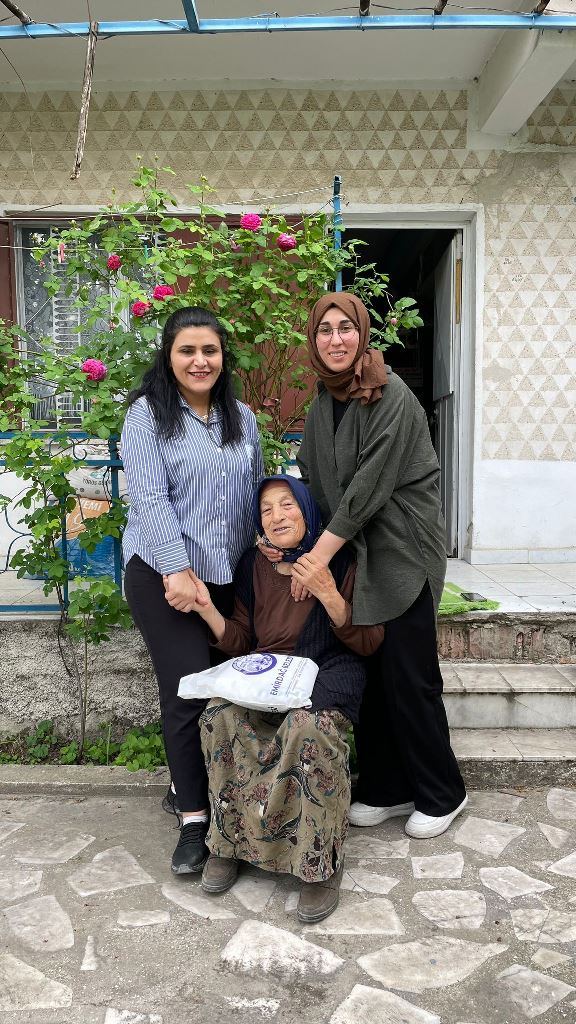 BELEDİYE PERSONELİ ANNELERİ ZİYARET ETTİ