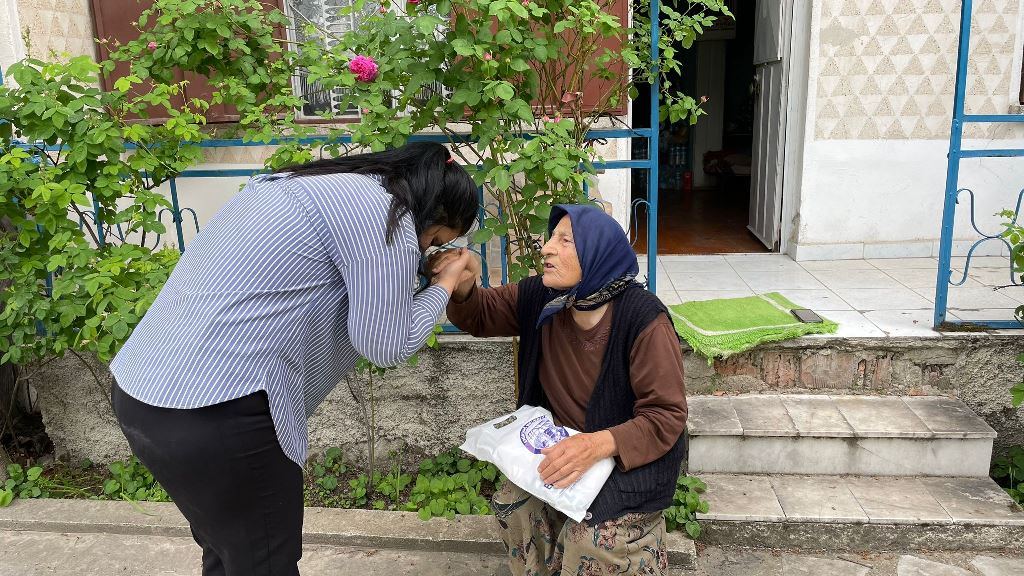 BELEDİYE PERSONELİ ANNELERİ ZİYARET ETTİ