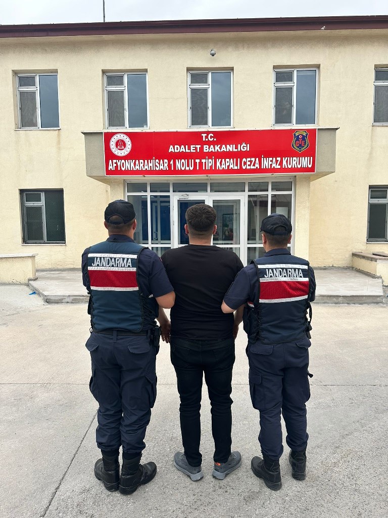 AFYON'DA SİLAHLA YAĞMA SUÇUNDAN ARANIYORDU