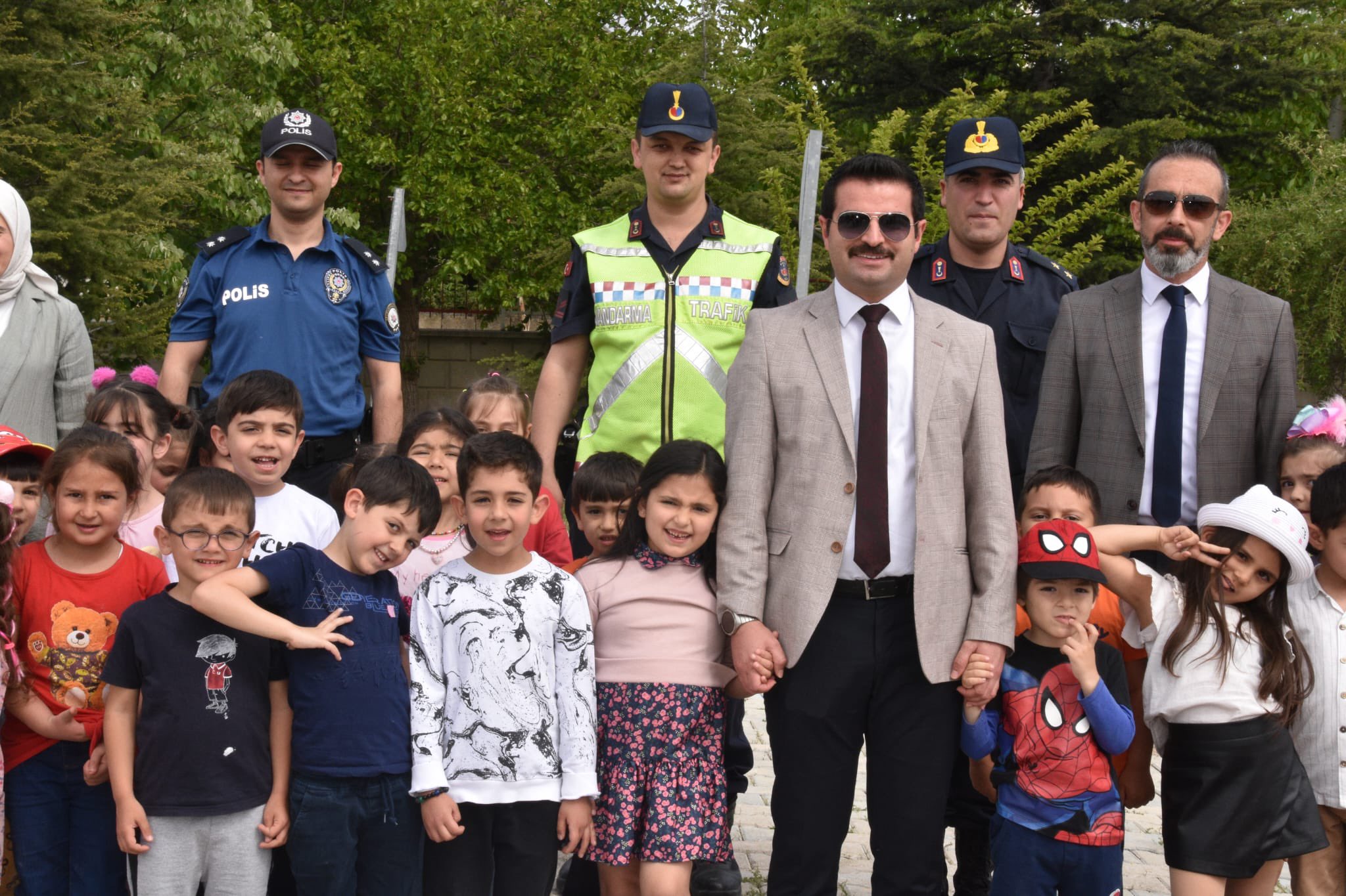 Minikler Kaymakam Ağabeylerini Çok Sevdi