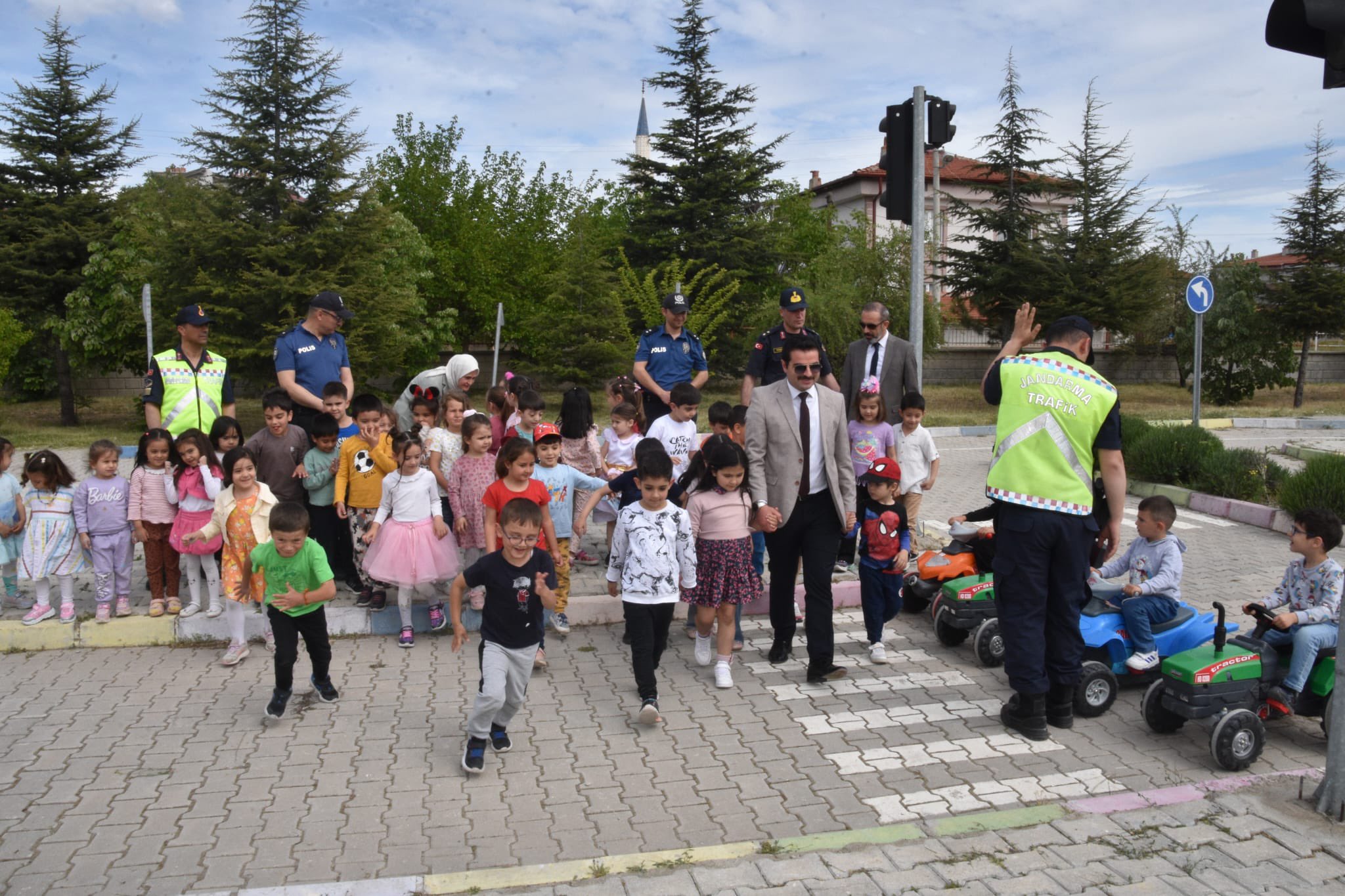 Minikler Kaymakam Ağabeylerini Çok Sevdi