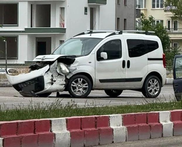 İki Otomobil Çarpıştı Gürültüyü Duyanlar Tedirginlik Yaşadı