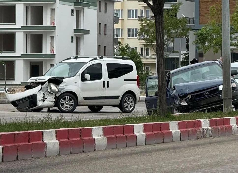 İki Otomobil Çarpıştı Gürültüyü Duyanlar Tedirginlik Yaşadı