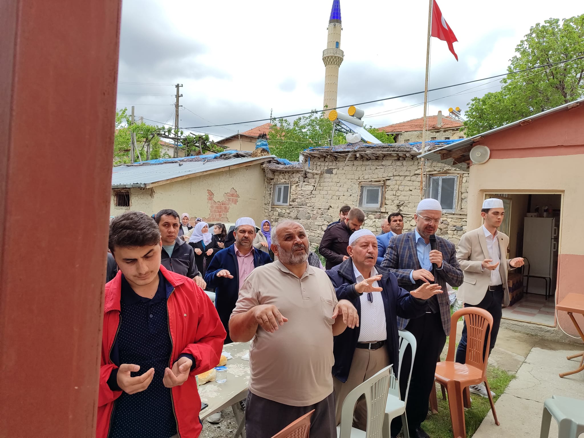 AFYONLU KÖYLÜLER YAĞMUR DUASINA  ÇIKTI
