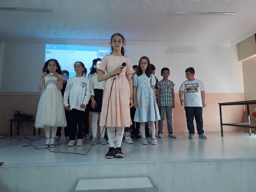 FATİH İLKOKULU'NDA ANNELERE ÖZEL GÖSTERİ