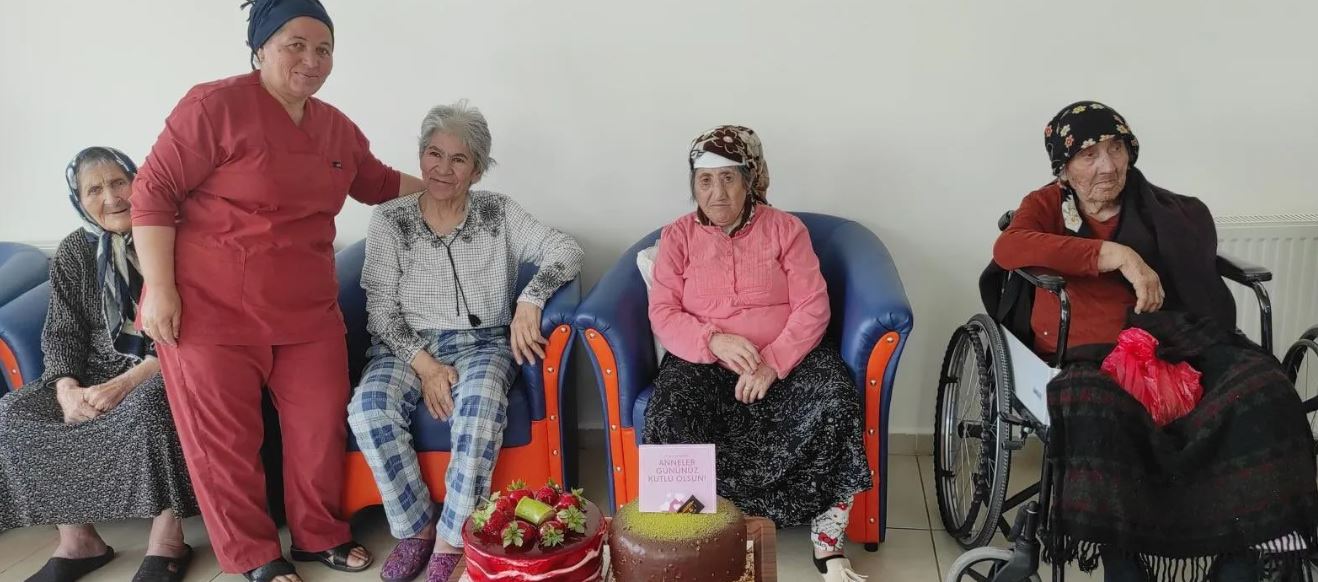 AİLE VE SOSYAL HİZMETLER MÜDÜRLÜĞÜ YAŞLILARI UNUTMADI: ANNELER GÜNÜ ZİYARETİ