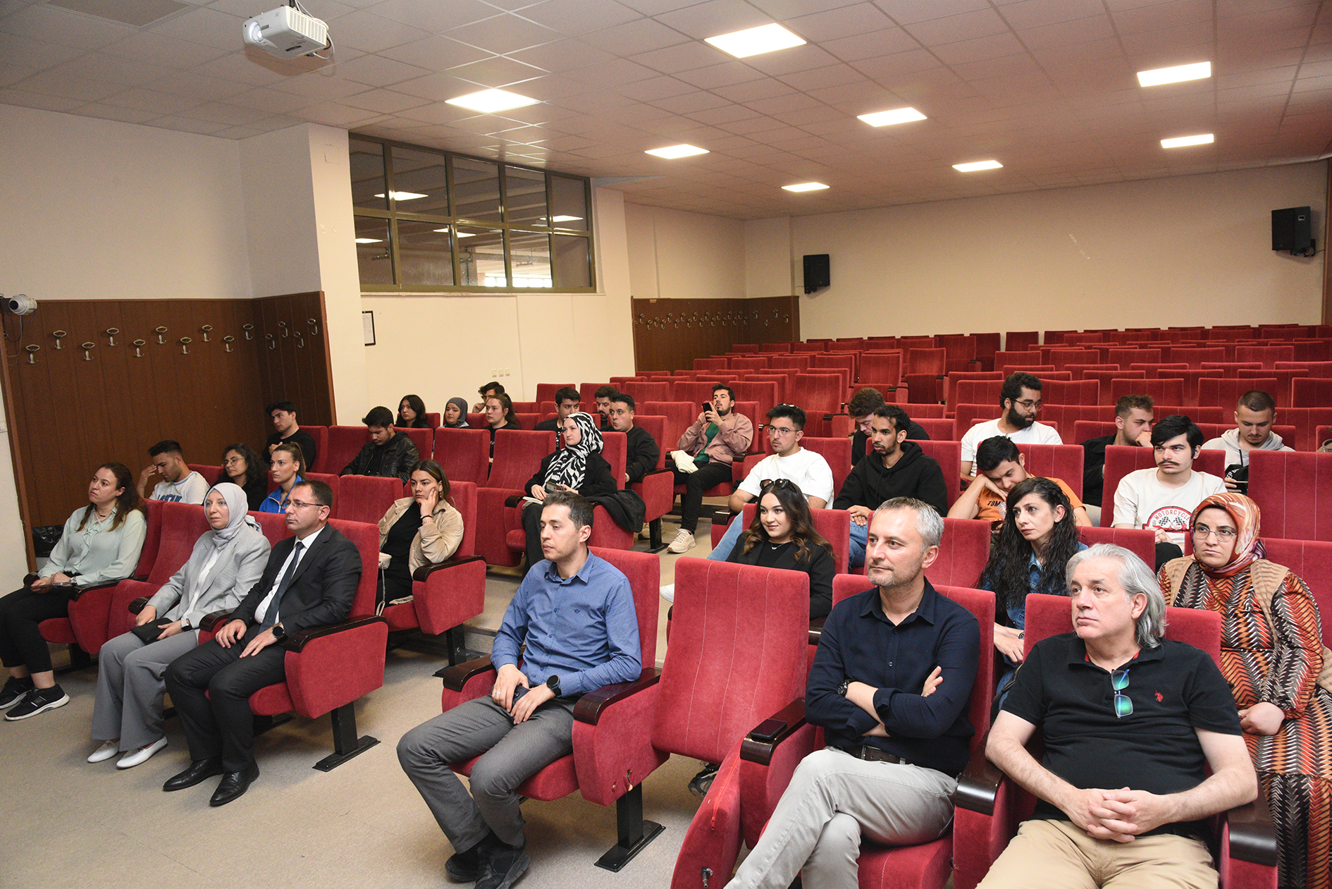 İİBF 50. YILINDA KONFERANS DÜZENLEDİ