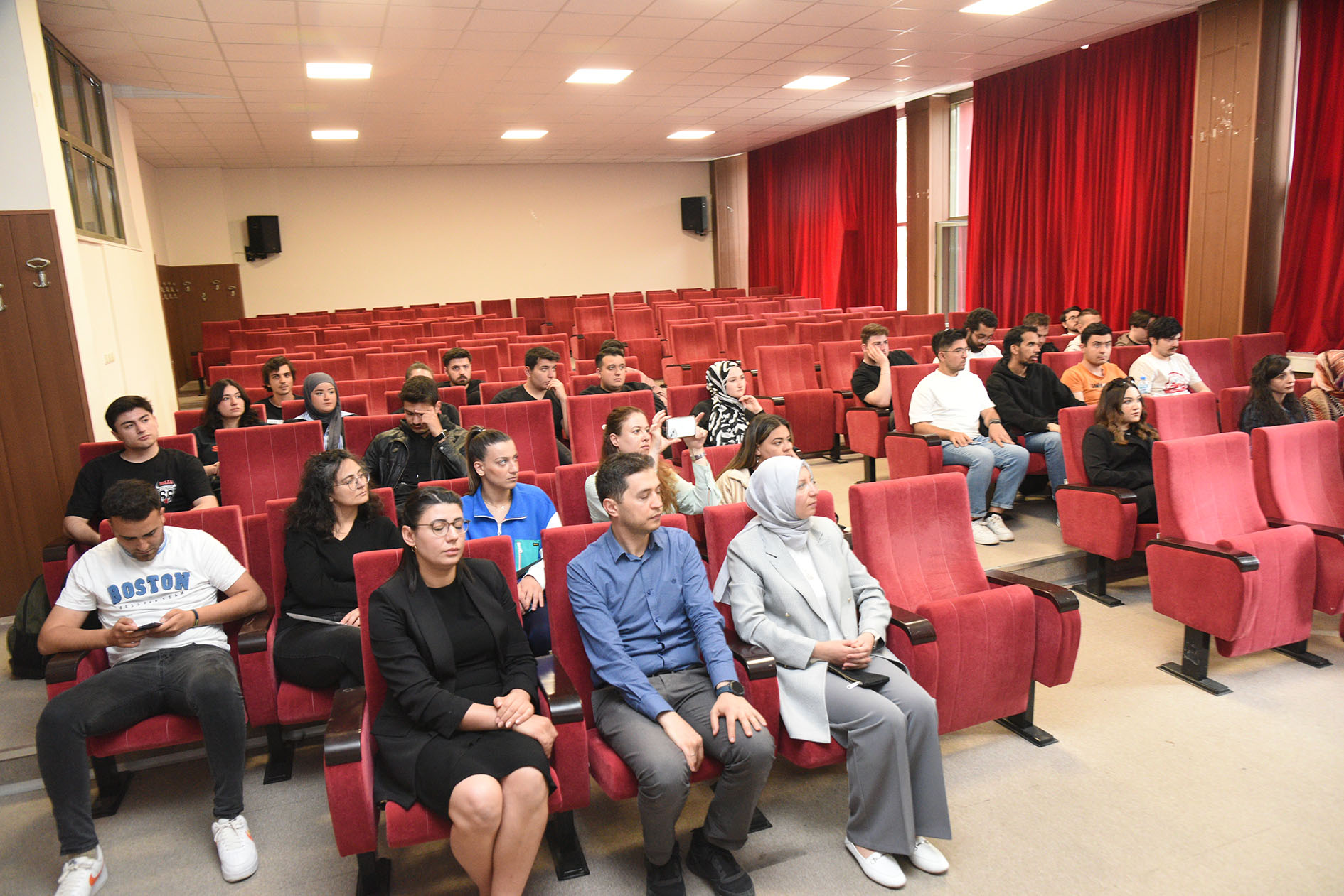 İİBF 50. YILINDA KONFERANS DÜZENLEDİ