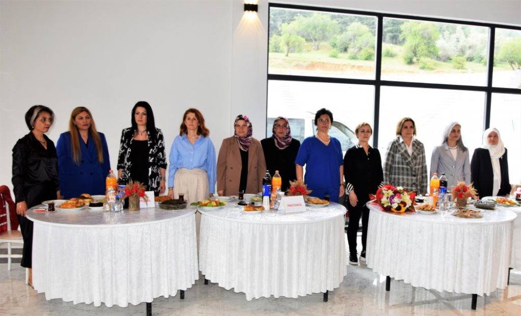 ANNELER GÜNÜ BAYANLAR MATİNESİNE YOĞUN İLGİ