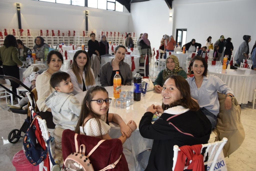 ANNELER GÜNÜ BAYANLAR MATİNESİNE YOĞUN İLGİ