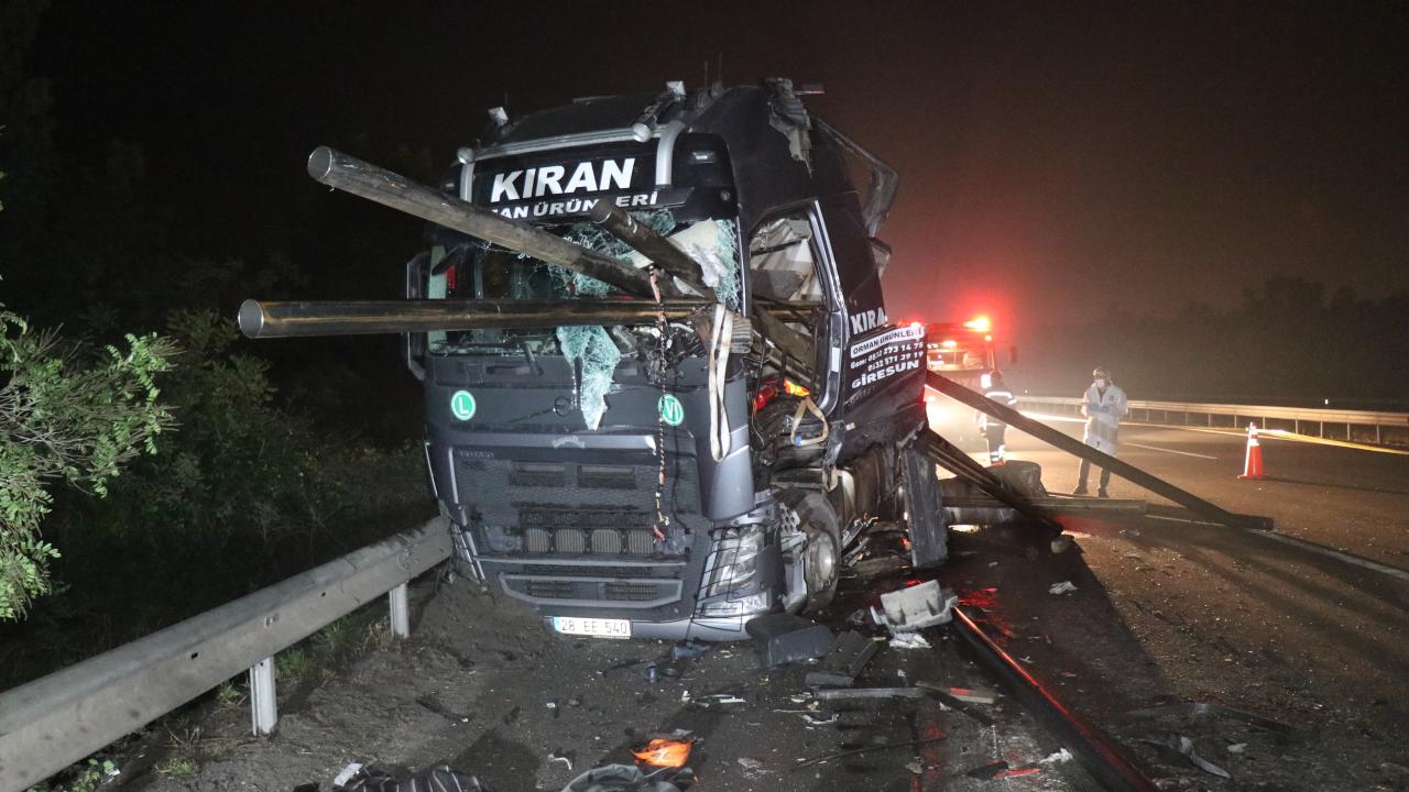 Otoyolda Feci Kaza: 2 Ölü, 1 Yaralı