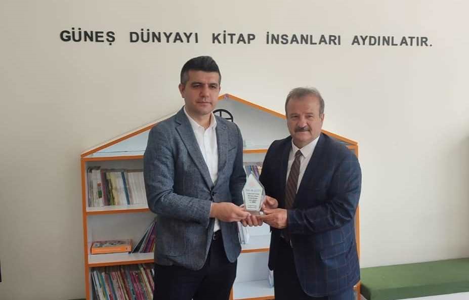 Emekli Kütüphaneci Aktürk’ten Afyonkarahisar’daki İlkokul Kütüphanesine Kitap Bağışı