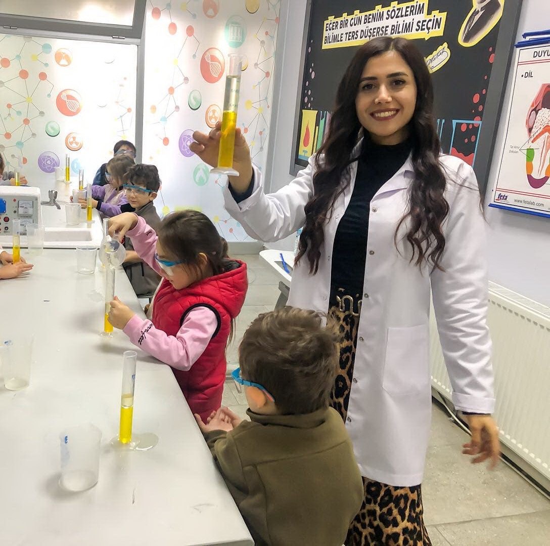 Manisa Serpil Öğretmene Ağlıyor! Kazada ağır yaralanan Serpil öğretmen, hayata tutunamadı