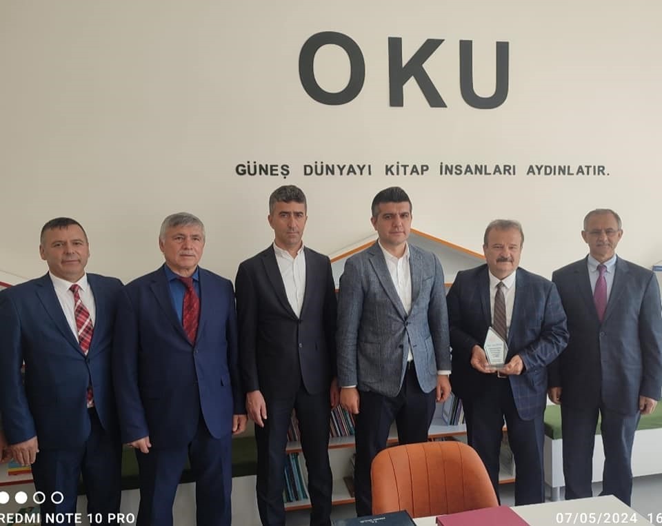 Emekli Kütüphaneci Aktürk’ten Afyonkarahisar’daki İlkokul Kütüphanesine Kitap Bağışı
