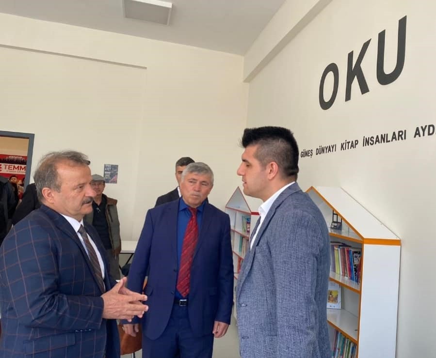 Emekli Kütüphaneci Aktürk’ten Afyonkarahisar’daki İlkokul Kütüphanesine Kitap Bağışı