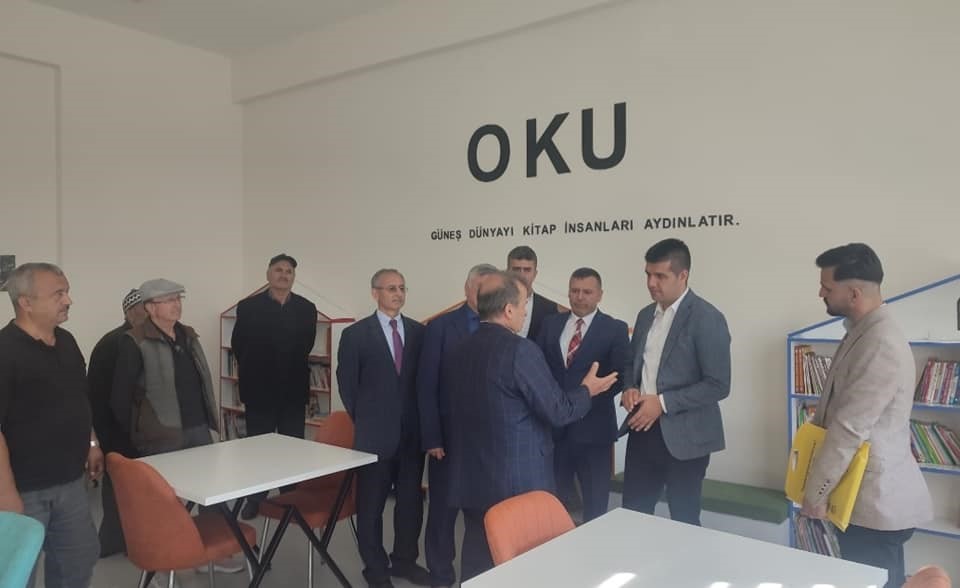 Emekli Kütüphaneci Aktürk’ten Afyonkarahisar’daki İlkokul Kütüphanesine Kitap Bağışı
