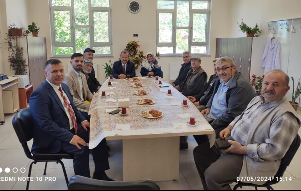 Emekli Kütüphaneci Aktürk’ten Afyonkarahisar’daki İlkokul Kütüphanesine Kitap Bağışı