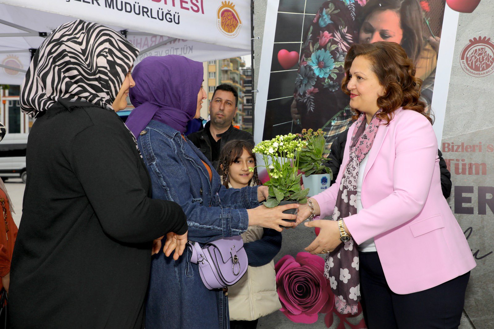 Topuklu Efeden Annelere Dokunan Jest, Anneler Günü'nde Annelere Sevgi Getirdi
