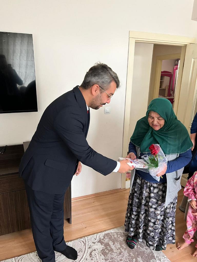 BAŞKAN ÖZDEMİR'DEN ŞEHİT ANNELERİNE ANLAMLI ZİYARET