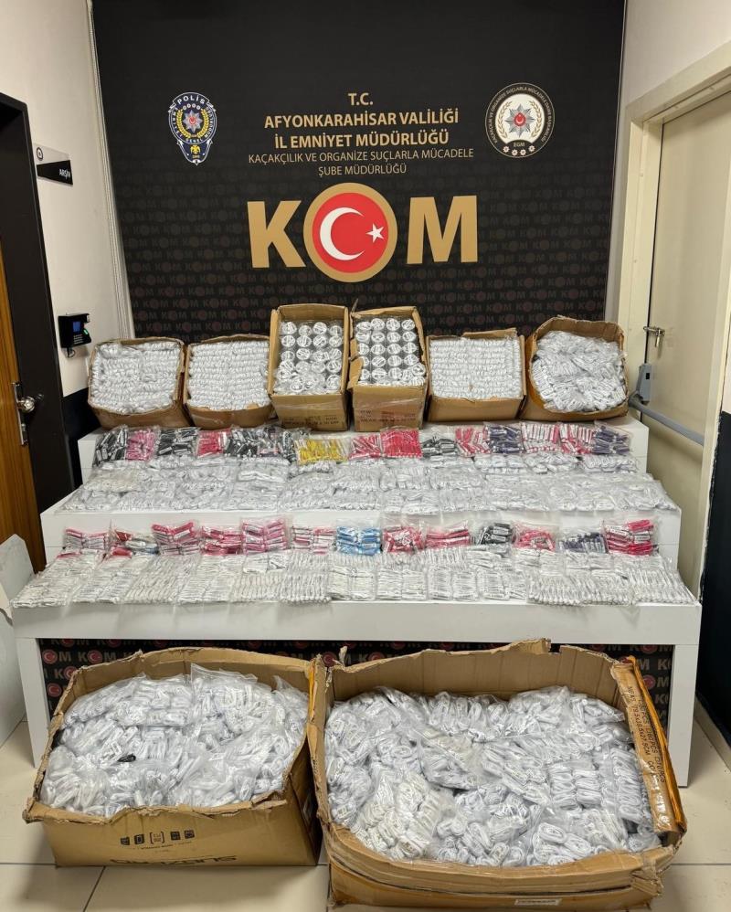 Şüpheli Araçta Arama Yapıldı: Polis kaçak elektronik ürünler ele geçirdi