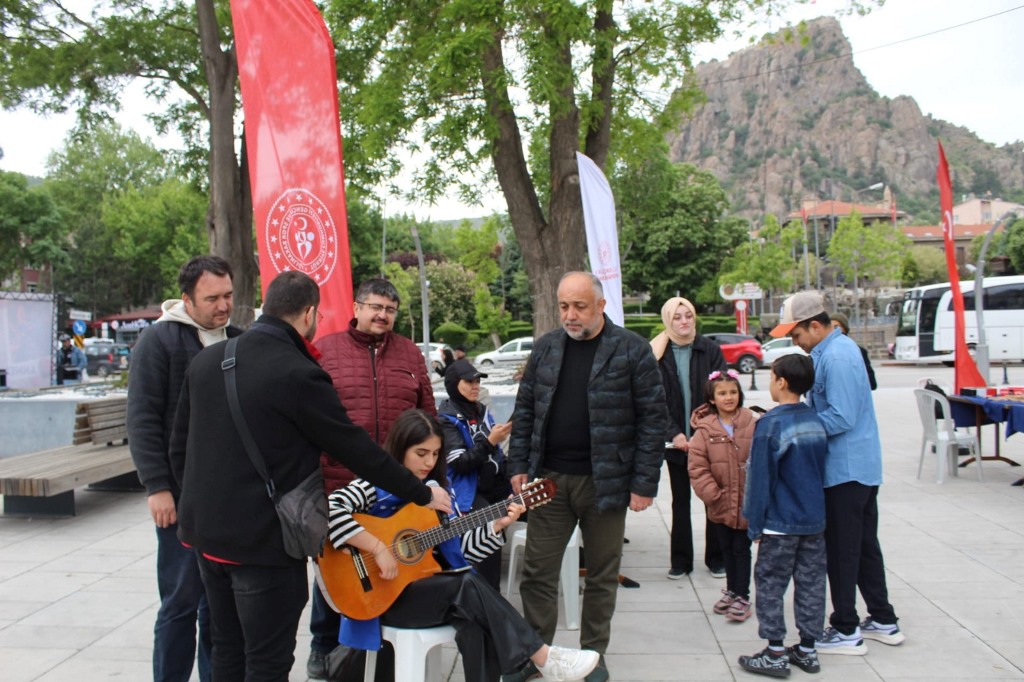 GENÇLİK RUHU MEYDANLARDA