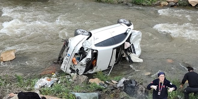 Otomobil Dereye Düştü: Kazada 1 kişi öldü 1 kişi ise yaralandı