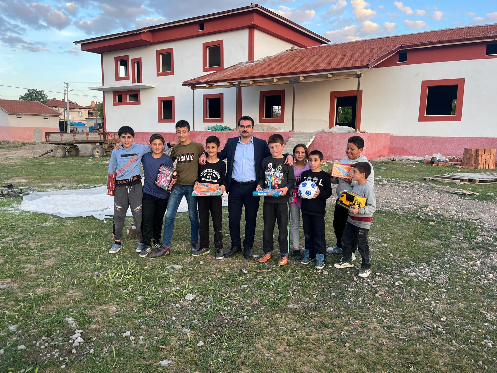 Şiirleri Kitap Haline Getirilecek Şuhut'un Sevilen Kaymakamı Yine Gönüllere Taht Kurdu