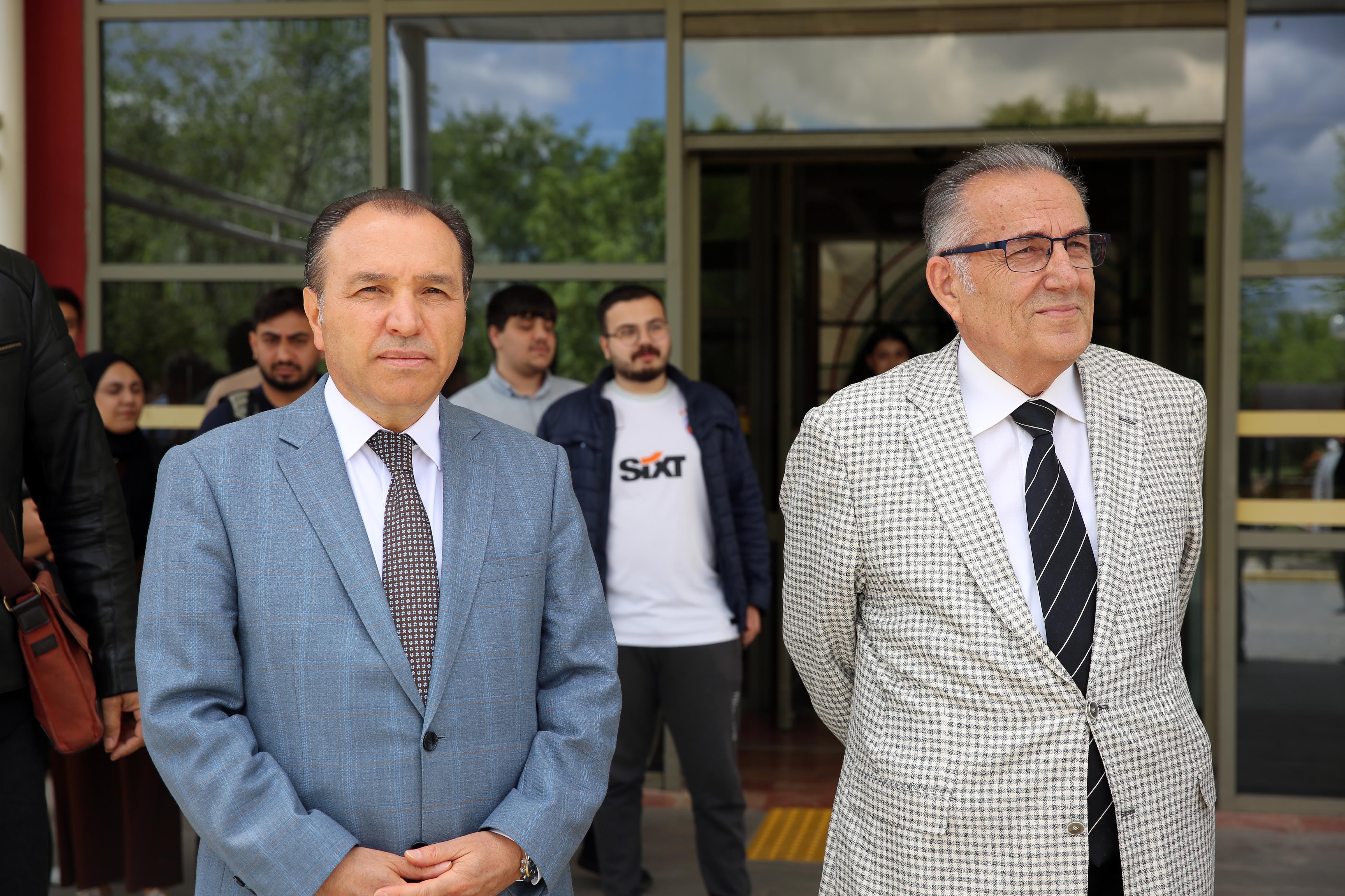 Rektör Karakaş’ın Katılımıyla İİBF 50. Yıl Flaması Göndere Çekildi