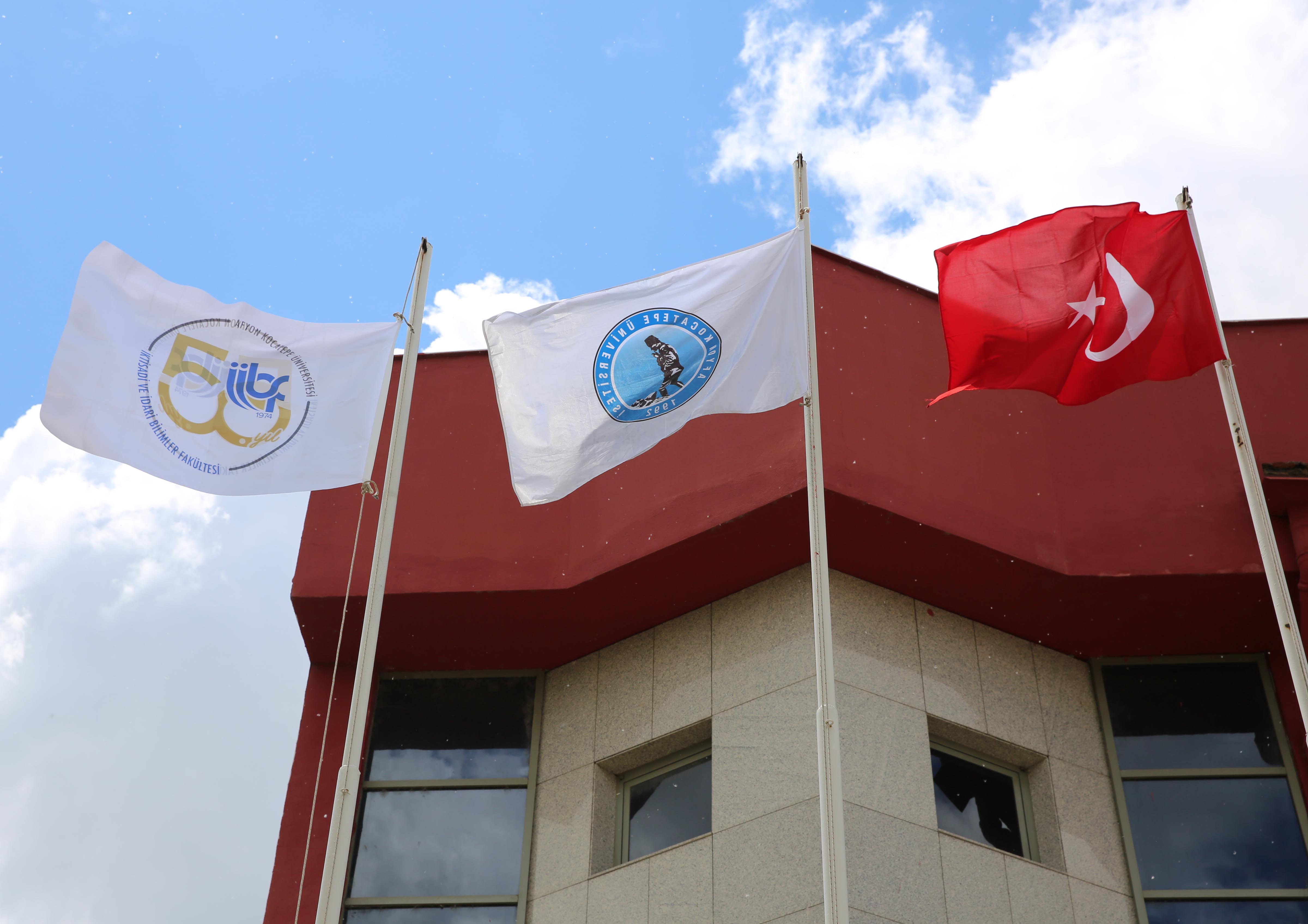 Rektör Karakaş’ın Katılımıyla İİBF 50. Yıl Flaması Göndere Çekildi