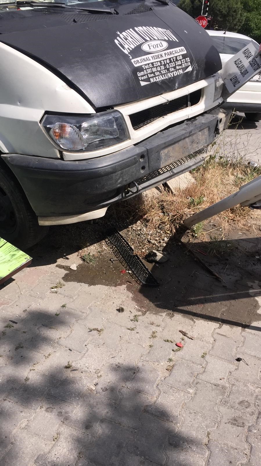 Minibüs Durağa Daldı!  Şans Eseri Yaralanan Olmadı