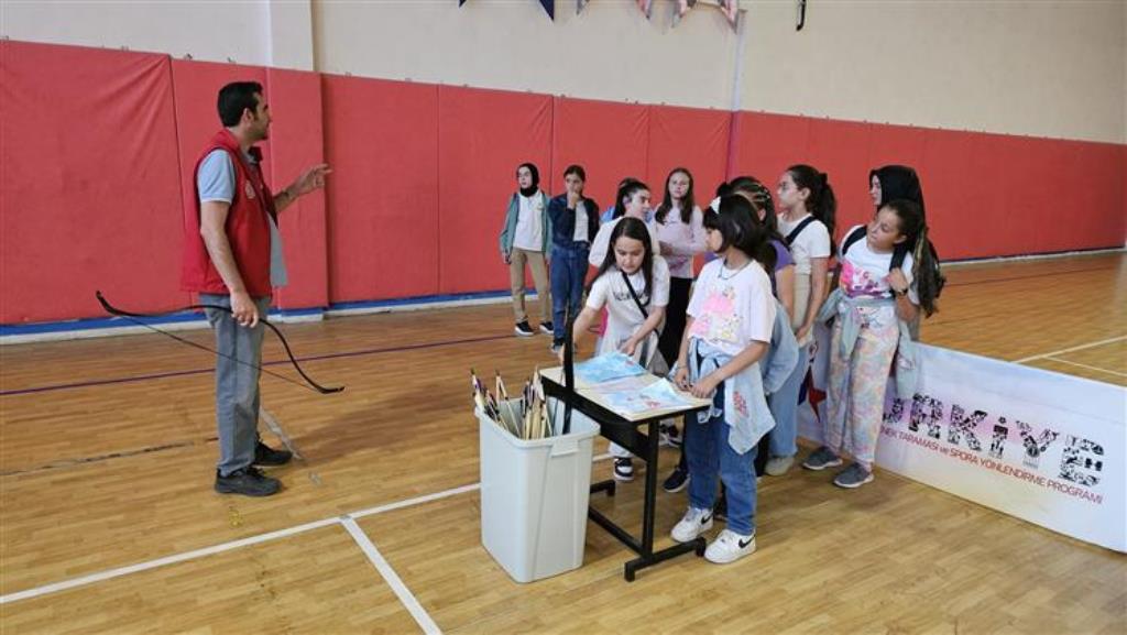 "GENÇ GÖNÜLLÜLER, ÇOCUK GÖNÜLLERLE BULUŞUYOR"